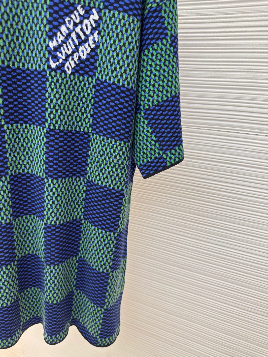LOUIS VUITTON checkerboard woolen short sleeves ●Authentic product: Purchased and developed by 9850 ●Item number: 1680123-A35 ●Fabric: combed cotton yarn ●Technology: Woolen ●Version: Fitted version ●Size: XS-S-M-L ●Description: 100% fully combed cotton yarn is used, and the fabric pieces are woven using a Stoll 14-needle ultra-fine machine imported from Germany worth 47W. It is woven at a parallel and even speed with reference to the original single-sided partial net bottom hanging wool structure. Each piece takes 270 minutes to weave. During weaving, 16 sand spits are used to alternately knit back and forth. The number of knitting rows on a single piece of front clothing is as high as 6352. The newly woven garment has a lot of knots. It requires pure manual thread picking and knot head inspection. Only after random inspection can seam picking and washing be carried out. The overall wiring is straight and delicate. The fabric is comfortable and soft, and the color is consistent with no color difference. It can be matched with the same style to create a fashionable look, and can be used in various occasions. Customized accessories, complete with three standards, the same style for men and women!